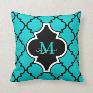 Coussin décoré d'un monogramme de motif noir de