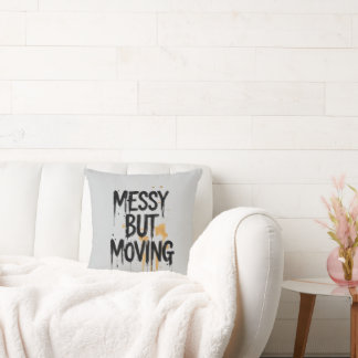 Coussin Désordonné mais en mouvement – Minimal Brush Scrip
