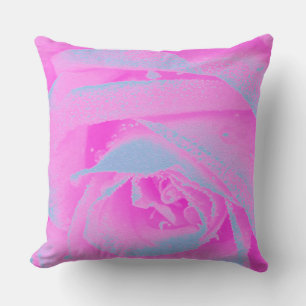 Coussin Détail de rose rose chaud et bleu clair parfait