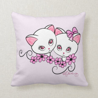 Coussin Deux chatons mignons avec des pâquerettes roses