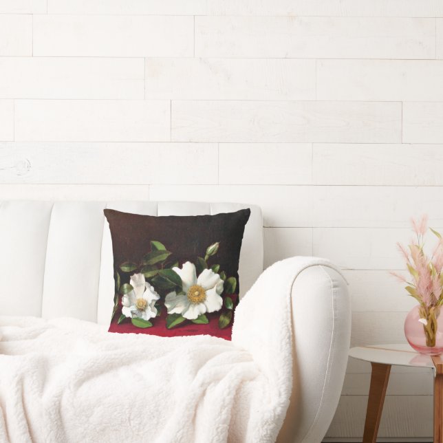 Coussin Deux Roses cherokees sur Red Velvet, (Canapé)