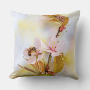 Coussin D'extérieur Abeille Sur Une Fleur De Cerise