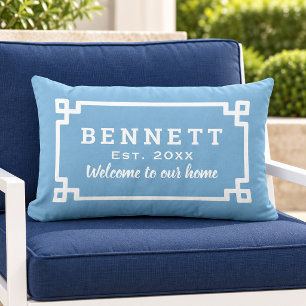 Coussin D'extérieur Bienvenue avec monogramme clé grecque bleu ciel