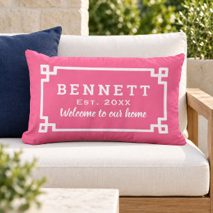 Coussin D'extérieur Bienvenue sur clé grecque rose vif monogramme