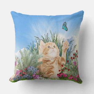 Coussin D'extérieur Chaton gingembre jouant avec un papillon