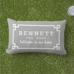 Coussin D'extérieur Clé grecque grise Monogramme Bienvenue