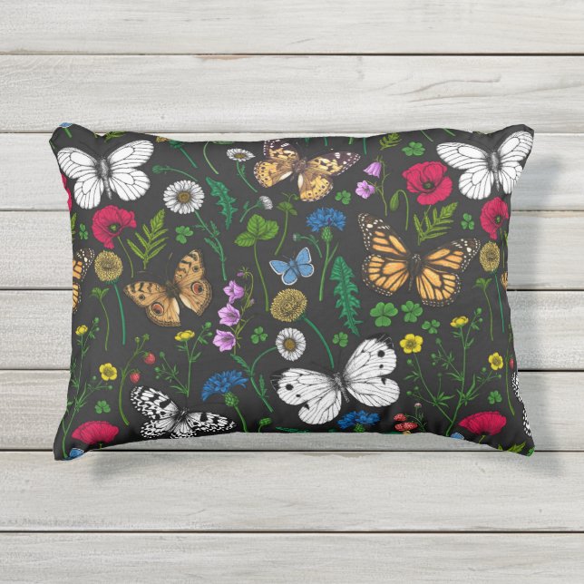 Coussin D'extérieur Fleurs sauvages et papillons sur le noir (Devant)