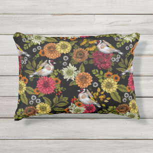 Coussin D'extérieur Goldfinches dans le jardin sur noir