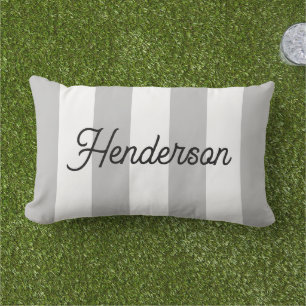 Coussin D'extérieur Gris clair et blanc rayures de cabane monogrammées