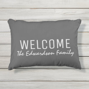 Coussin D'extérieur Monogramme bienvenu gris-foncé rustique moderne d