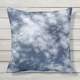 Coussin D'extérieur Nuages blancs contre le ciel bleu sur le carreau