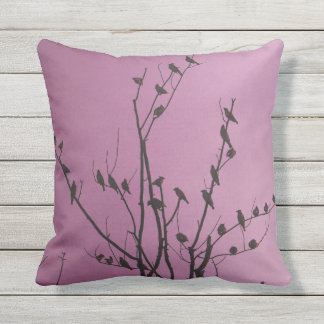 Coussin D'extérieur silhouette pourpre modelée d'oiseau de carreau