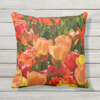 Coussin D'extérieur throwpillow extérieur de tulipes oranges et rouges