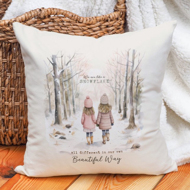 Coussin Différentes comme un flocon de neige Petites Fille (Inspirational winter woodland pillow.  )