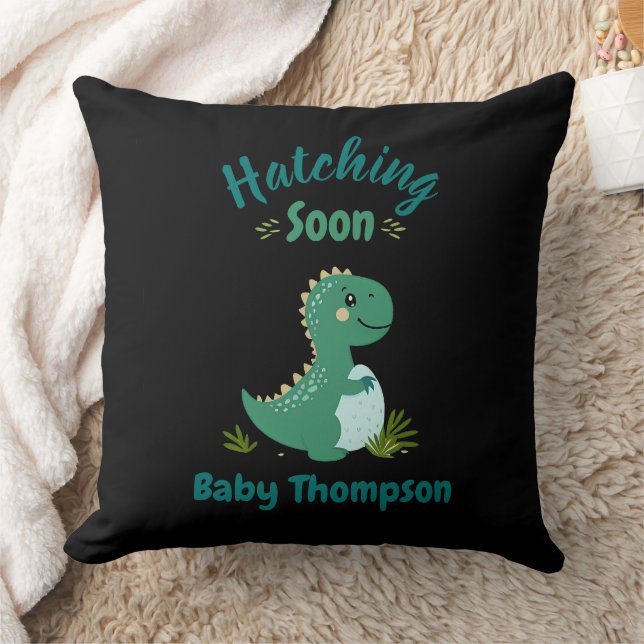 Coussin Dinosaure Editable Baby Boy Shoy Hatching Bientôt (Couverture)