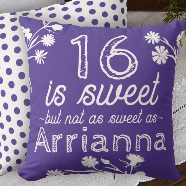 Coussin Doux 16 Fleurs violettes blanches personnalisées (purple sweet 16 sixteen throw pillow personalized sixteen name message cute polka dots)