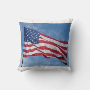 Coussin Drapeau américain flottant sur un ciel bleu