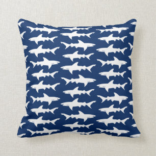 Coussin École d'attaque de requin des requins dans l'océ