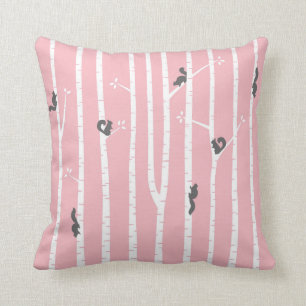 Coussin Écureuils gris Escalade bouleaux sur rose