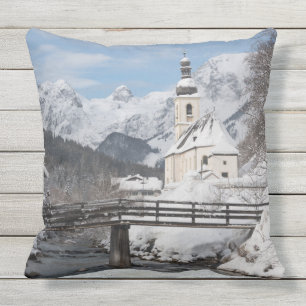 Coussin Église dans la neige avec les Alpes en hiver