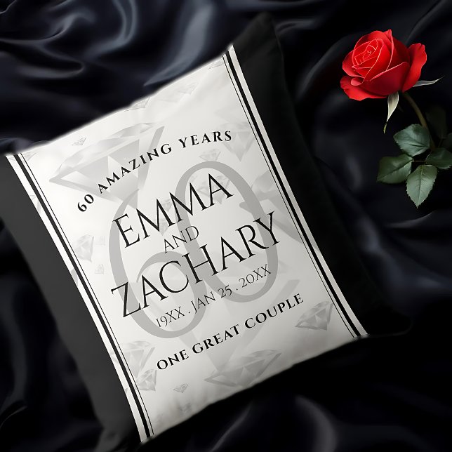 Coussin Élégant 60e anniversaire de Mariage de diamant (EO 60th Wedding Anniversary Throw Pillow on Black Satin Cover Photo.)