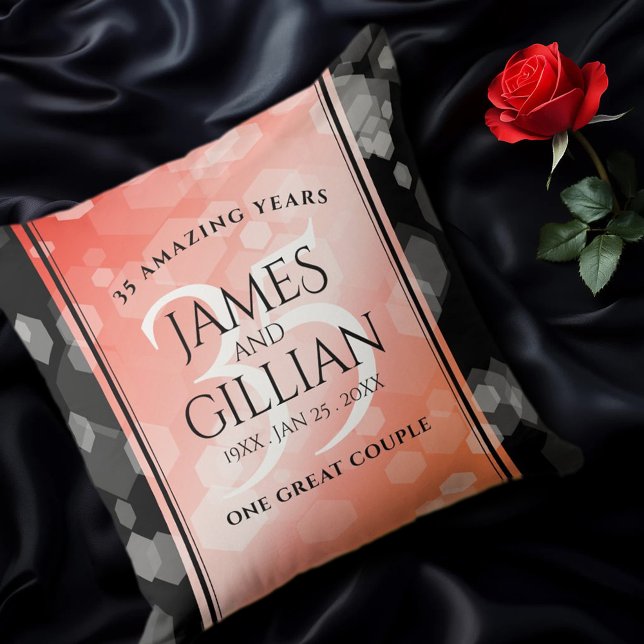 Coussin Elégante 35ème anniversaire de Mariage de corail (EO 35th Wedding Anniversary Throw Pillow on Black Silk Cover Photo.)