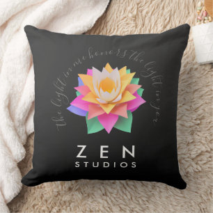Coussin Élégante fleur de Lotus multicolore sur noir