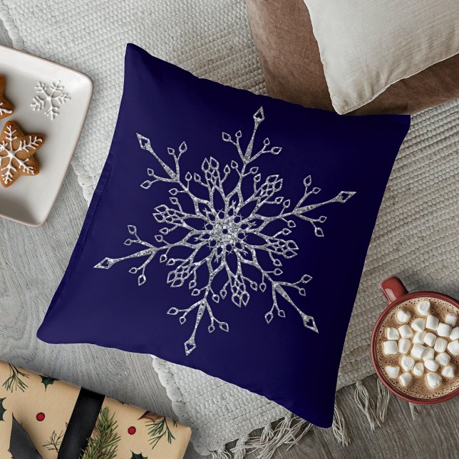 Coussin Elégante Parties scintillant d'argent Fête de neig (Elegant Silver Glitter Holiday Snowflake Navy Blue Throw Pillow)