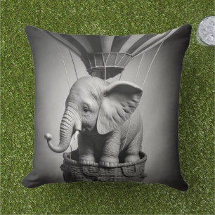 Coussin Elephant bébé dans un ballon à air chaud