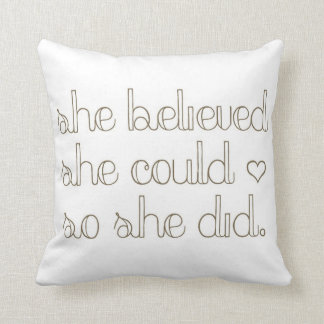 Coussin Elle a cru qu'elle pourrait ainsi elle a fait le
