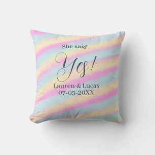 Coussin Elle a dit oui fête de fiançailles rose bleu jaune