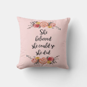 Coussin Elle Croyait Qu'Elle Pourrait Fille Floral Jetant 