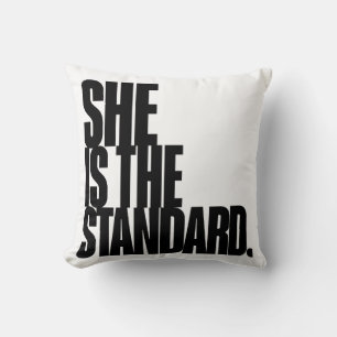 Coussin Elle est la référence, citation motivationnelle Ar