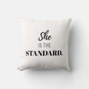 Coussin Elle est la référence – Un féminisme audacieux