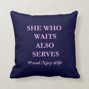 Coussin Elle qui attend également sert l'épouse fière de