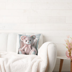 Coussin en vichy ours en peluche sur une chaise