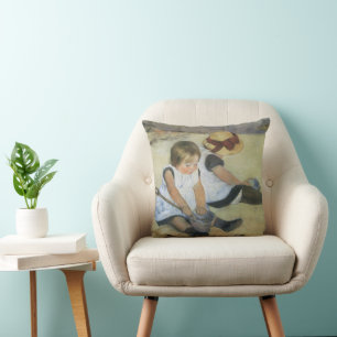 Coussin Enfants Jouant sur la Plage de Mary Cassatt