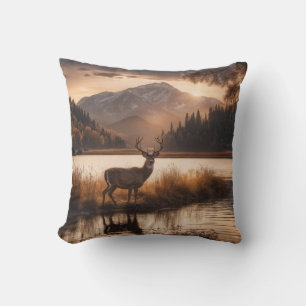 Coussin Énorme cerf à cheval sur le lac Mountain