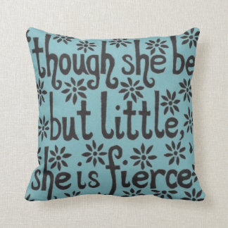 Coussin "Et bien qu'elle ne soit que petite, elle est féro