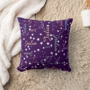 Coussin Étoiles sur violet répétant son nom