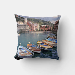 Coussin Europe, Italie, Vernazza. Bateaux peints de couleu