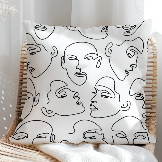 Coussin Façades de dessin d'art contemporain (Contemporary Line Art Drawing Faces Throw Pillow on a sunny rattan armchair.)