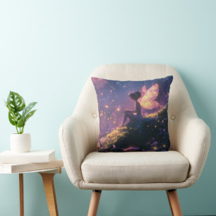 Coussin Fée enchantée assise dans une forêt magique
