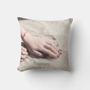 Coussin Femme allongée sur le sable blanc