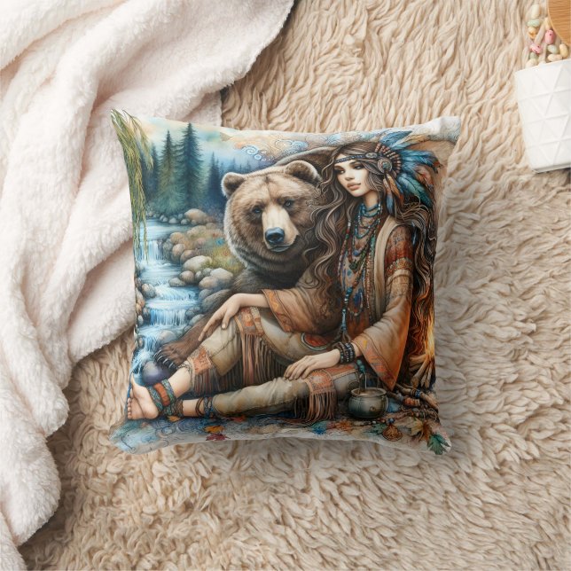 Coussin Femme amérindienne assise sur la rivière avec ours (Couverture)