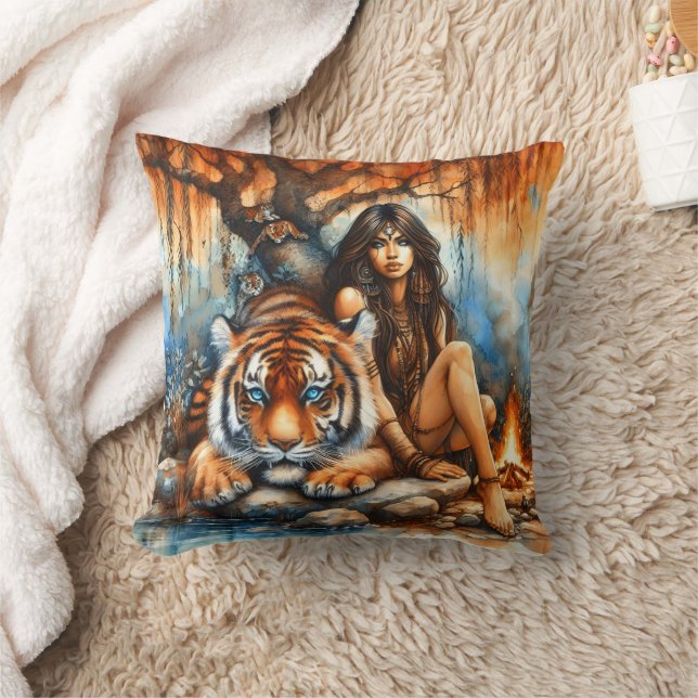 Coussin Femme autochtone avec tigre par eau (Couverture)