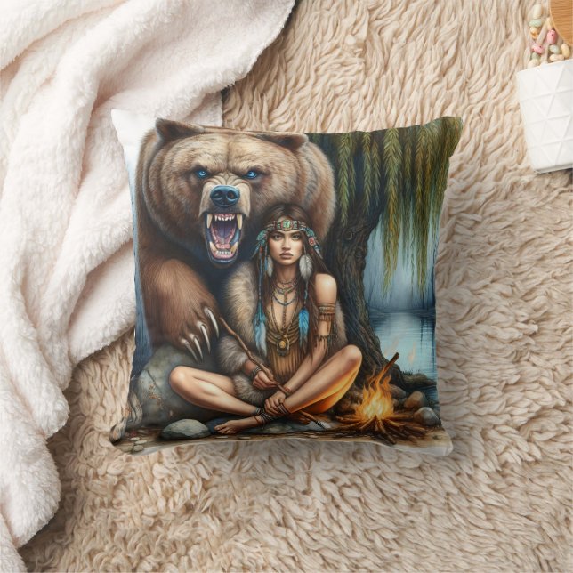 Coussin Femme autochtone par feu de camp avec ours (Couverture)
