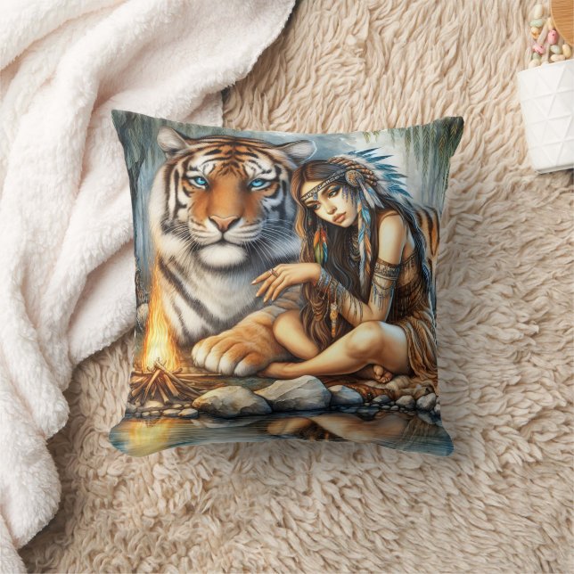 Coussin Femme autochtone par Tiger près du feu (Couverture)