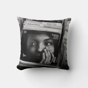 COUSSIN FEMME EN CHEMISE NOIRE DEVANT LES LIVRES