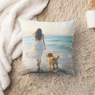 Coussin Femme et chien se promenant sur la plage au couche